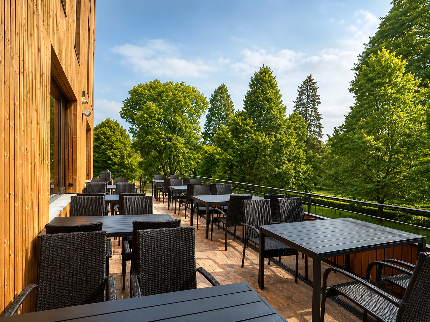 Terrasse paisible de l’hôtel Javorka dans le parc